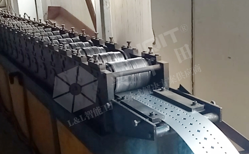 鈑金滑軌材料經(jīng)過(guò)沖孔進(jìn)入冷彎?rùn)C(jī)